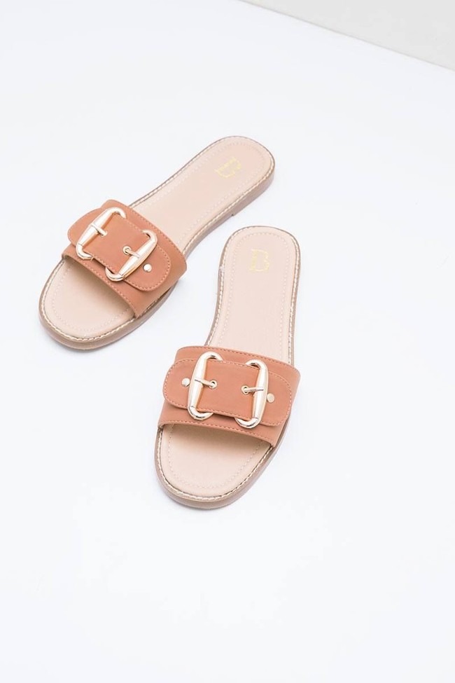 Sandal Parsa Octo Sandals BROWN seharga Rp 239 ribuan ini pun patut dipertimbangkan. Meski sederhana, item tersebut punya detail gesper yang menarik. Foto: Hijabenka