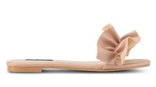 Sandal sederhana tapi menarik lain bisa ditemukan di Zalora. Salah satu opsi menariknya adalah Ruffle Sandals warna nude yang turun menjadi Rp 249 ribuan ini. Foto: Zalora