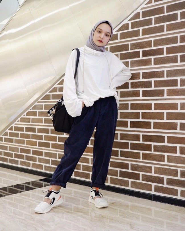 Jika ingin tampil praktis, kurangi layering atau detail yang rumit. Atasan berpotongan hoodie atau sweater dipadukan dengan jogger pants seperti ini memberikan tampilan kasuak nan stylish. Foto: Instagram/sorayaulfa15