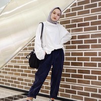Jika ingin tampil praktis, kurangi layering atau detail yang rumit. Atasan berpotongan hoodie atau sweater dipadukan dengan jogger pants seperti ini memberikan tampilan kasuak nan stylish. Foto: Instagram/sorayaulfa15