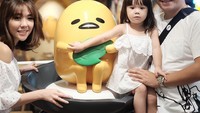Keluarga kecil ini memang sangat menggemaskan. Lihat deh ketiganya sedang berfoto di kafe Gudetama di Singapura. Foto: Instagram @gadiiing