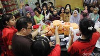Pembeli memadati Toko Kue Suka Hati di Pasar Jatinegara, Jakarta, Senin (11/6/2018).