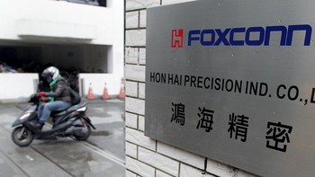 Kantor pertama Hon Hai berlokasi di pinggiran Taipei, di wilayah yang dinamakan Tucheng. Di sinilah ia merintis Foxconn, benar-benar dari bawah. Klien pertamanya adalah Admiral TV yang membuat televisi hitam putih. Menyadari pentingnya bahasa Inggris, dia serius belajar hingga akhirnya menguasainya. Dia kerap bepergian ke Amerika Serikat untuk bertemu dengan calon klien. Kerja kerasnya pun membuahkan hasil. Foto: Internet