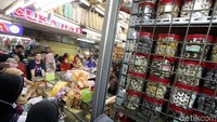 Menjelang hari raya Idul Fitri, toko kue Suka Hati terus dipadati oleh pembeli.