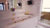 Kamar mandi dengan layar LED di dindingnya. Biaya untuk menginap semalam di suite ini adalah SGD 7.000 atau setara dengan Rp 73 juta (Shangri-La Singapore)