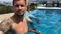 Dejan Lovren, bek Kroasia berlibur ke salah satu resor cantik di negaranya. Namanya Joel Hotel, yang punya panorama lautan nan indah (dejanlovren06/Instagram)