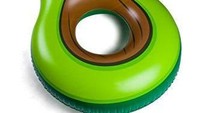 Begini jadinya kalau alpukat dibuat dalam bentuk pool float. Kalau bosan dengan pool float bentuk donat, pool float yang satu ini bisa jadi penggantinya. Karena sama sama punya lubang di tengah. Foto: Kathryn Wirsing