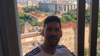 Setelah musim La Liga 2017/2018 usai, Lionel Messi balik ke negaranya Argentina. Dia berfoto dengan latar panorama yang cantik (leomessi/Instagram)