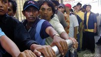 Mereka berebut keberuntungan dengan para calo.