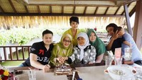 Bersama dengan keluarga, Chikita terlihat sedang merayakan ulang tahun keluarganya di restoran sunda di Ancol. Foto: Instagram @chikitameidy