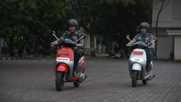 Pemberian Kendaraan Listrik Viar Q1 dari Kementrian ESDM ke Paspampres