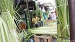 Jelang Lebaran, Pedagang Ketupat Mulai Diserbu Pembeli