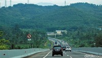 Rute tol ini pun cukup menarik dan menyenangkan para pemudik. Rute yang naik turun juga membuat traveler lebih enjoy dan tak mudah mengantuk (Randy/detikTravel)
