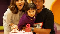 Di ulang tahun ketiga Gempita. Gading dan Gisel berfoto cantik dengan kue ulang tahun sang anak. Lucu banget sih Gempi. Foto: Instagram @gadiiing