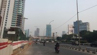 Lalu lintas lancar juga terlihat di Jalan Gatot Soebroto atau di depan gedung Smesco. Di hari biasa, jalur ini menjadi jalur neraka karena ada penyempitan jalan.