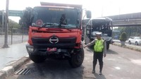 Kecelakaan diduga disebabkan pengemudi yang kaget saat berpindah jalur hingga akhirnya membanting setir ke kiri hingga menabrak pembatas tol. (Foto: Dok. Polres Jakut)