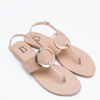 Pilihan sandal yang minimalis namun manis bisa dicari di situs Hijabenka. Selain untuk Lebaran, Darissa Decha sandals beige seharga Rp 269 ribuan itu juga pantas menemani gaya Anda saat jalan-jalan. Foto: Hijabeka