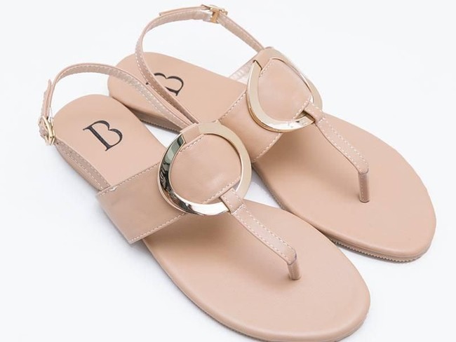 Pilihan sandal yang minimalis namun manis bisa dicari di situs Hijabenka. Selain untuk Lebaran, Darissa Decha sandals beige seharga Rp 269 ribuan itu juga pantas menemani gaya Anda saat jalan-jalan. Foto: Hijabeka