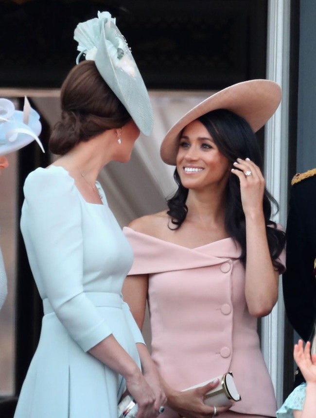 Sejak berstatus sebagai Duchess of Sussex, hampir di setiap penampilannya, Meghan Markle selalu memilih warna pink pastel ataupun krem untuk busana. Misalnya pada debutnya di acara Trooping the Colours, Meghan memilih gaun pink Carolina Herrera dengan aksen double breasted dan bahu terbuka.  Foto: Getty Images