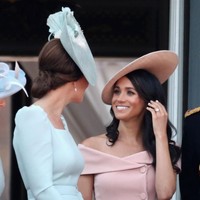 Sejak berstatus sebagai Duchess of Sussex, hampir di setiap penampilannya, Meghan Markle selalu memilih warna pink pastel ataupun krem untuk busana. Misalnya pada debutnya di acara Trooping the Colours, Meghan memilih gaun pink Carolina Herrera dengan aksen double breasted dan bahu terbuka.  Foto: Getty Images