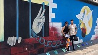 Sergio Ramos, bek andalan timnas Spanyol berlibur ke Jerman sebelum bergabung dengan rekan-rekannya untuk persiapan ke Piala Dunia 2018. Bersama kekasihnya, dia berkunjung ke Tembok Berlin yang bersejarah (sergioramos/Instagram)