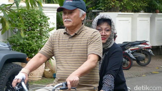 Intip mesranya Tutut dan Indra Rukmana saat bersepeda bersama. Sebuah pemandangan yang cukup jarang terlihat pada pasangan yang sudah berusia senja. Foto: Grandyos Zafna