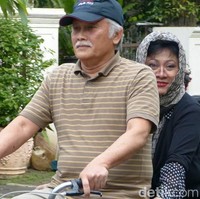 Intip mesranya Tutut dan Indra Rukmana saat bersepeda bersama. Sebuah pemandangan yang cukup jarang terlihat pada pasangan yang sudah berusia senja. Foto: Grandyos Zafna