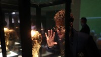 Neymar terlihat memandangi trofi Piala Dunia dengan khidmat. Bisa jadi itu di The Football Museum, Sao Paulo. Dia memang mengemban tugas besar untuk negaranya Brasil di Piala Dunia 2018 (neymarjr/Instagram)