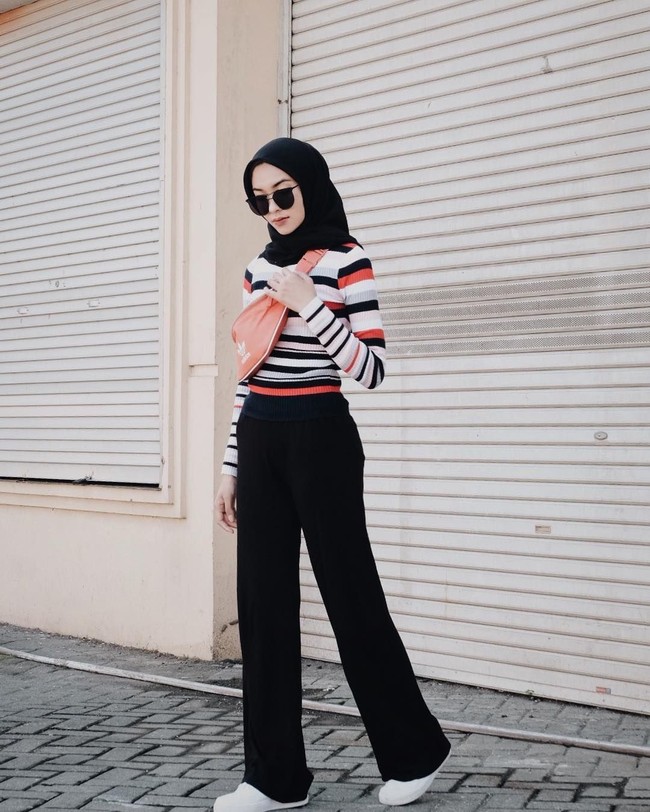 Penggunaan fanny pack atau belt bag yang sedang hits juga cocok dipakai saat mudik. Tas kecil seperti ini jadi alternatif penyimpanan barang yang perlu cepat dikeluarkan seperti uang receh hingga ponsel. Foto: Instagram Fita Wulansari