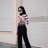 Penggunaan fanny pack atau belt bag yang sedang hits juga cocok dipakai saat mudik. Tas kecil seperti ini jadi alternatif penyimpanan barang yang perlu cepat dikeluarkan seperti uang receh hingga ponsel. Foto: Instagram Fita Wulansari