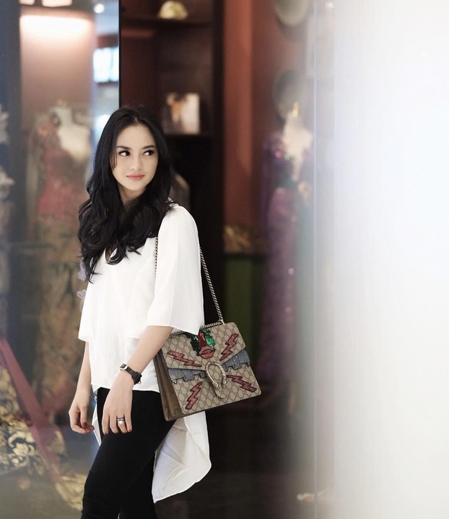 Ririn yang pada 2018 ini akan merilis film terbarunya bersama Syahrini, Bodyguard Ugal-ugalan’, selalu tampil mewah dengan deretan tas branded. Salah satunya penampilannya memakai blouse putih ini yang dipadukannya dengan tas Gucci seri Dionysus GG Supreme yang harganya bisa mencapai Rp 45 jutaan. Foto: Instagram/ririnekawati