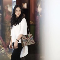 Ririn yang pada 2018 ini akan merilis film terbarunya bersama Syahrini, Bodyguard Ugal-ugalan’, selalu tampil mewah dengan deretan tas branded. Salah satunya penampilannya memakai blouse putih ini yang dipadukannya dengan tas Gucci seri Dionysus GG Supreme yang harganya bisa mencapai Rp 45 jutaan. Foto: Instagram/ririnekawati
