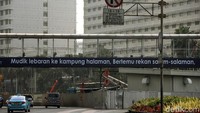 Jalanan lengang karena ditinggalkan sebagian penghuninya mudik ke kampung halaman.