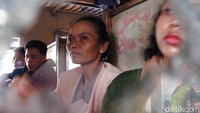 Kondisi kereta api di awal tahun 2000an juga tidak senyaman saat ini. Tidak jarang ada saja kereta yang kondisinya tak layak untuk digunakan. Seperti jendela kereta yang pecah ini.