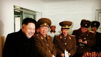 Wah, kali ini raut wajah Kim Jong Un saat melihat beragam hidangan dihadapannya terlihat sangat bahagia. Apa yang membuatnya bahagia, ya? Foto: Instagram kimjongun_looking_at_things