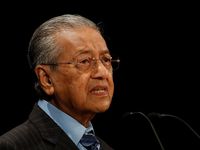 Mahathir Tinggalkan Rumah Sakit Usai 4 Hari Dirawat karena Infeksi