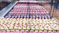 Kalau datang ke tokonya langsung maka pemandangan eclairnya seperti ini. Semua eclair berbaris rapi di dalam etalase kaca. Warnanya cantik-cantik. Foto: instagram @eclair_littleartwork