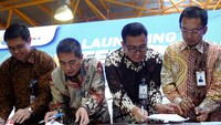 Senior Vice President Divisi Hubungan Kelembagaan BNI GC Koen Yulianto (kedua kiri) bersama dengan Direktur Utama PT Railink Heru Kuswanto (kedua kanan) menandatanganani Nota Kesepahaman tentang Penyediaan Kartu Prepaid Khusus Program Personal Frequent Rider (Perfeq Rider) Bagi Pengguna Kereta Api Bandara Soekarno - Hatta dan Promosi Bersama di Stasiun KA Bandara BNI City di kawasan Jalan Jenderal Sudirman, Jakarta, Kamis (7 Juni 2018).