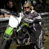 Siapa sangka Kelly juga mempunyai hobi yang ekstrem seperti Motocross, berkuda dan terjun payung. (Foto: Instagram/@LisaKellyIRT)