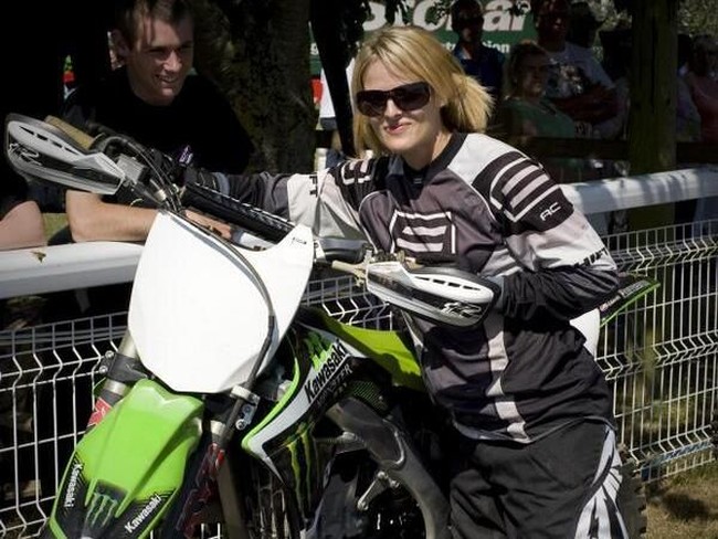 Siapa sangka Kelly juga mempunyai hobi yang ekstrem seperti Motocross, berkuda dan terjun payung. (Foto: Instagram/@LisaKellyIRT)