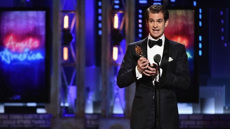 Andrew Garfield Dedikasikan Kemenangannya di Tony Awards untuk LGBTQ Andrew Garfield Dedikasikan Kemenangannya di Tony Awards untuk LGBTQ