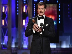Andrew Garfield Dedikasikan Kemenangannya di Tony Awards untuk LGBTQ