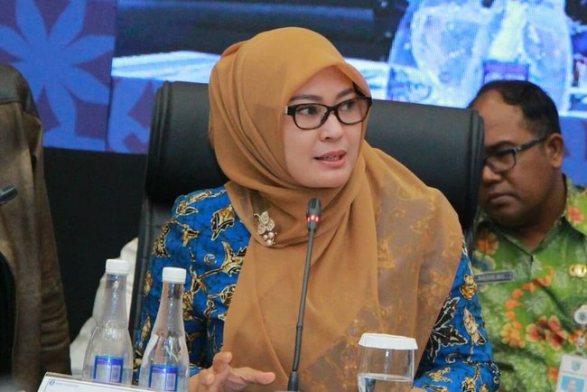 Di kesempatan lainnya, Irna Dimyati sering memadukan atasan batik dengan hijab segi empat polos berwarna senada. Tampilan seperti ini cocok untuk acara-acara formal, termasuk saat rapat koordinasi seperti ini. Foto: Instagram/Irnadimyati