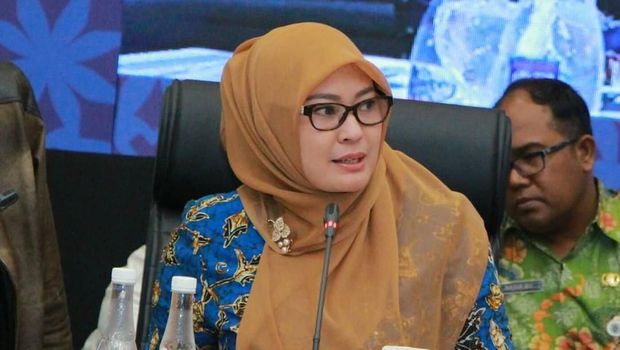 Warga Jalan Kaki Tandu Orang Sakit Pakai Sarung, Ini Kata Bu Bupati