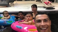 Biasanya, Cristiano Ronaldo pergi liburan kala musim sudah berakhir. Namun sebelum Piala Dunia 2018 dimulai, dia sepertinya lebih banyak menghabiskan waktunya bersama keluarga (cristiano/Instagram)