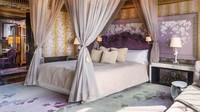 Presidential Suites adalah kamar untuk VVIP di St Regis Singapore yang biasa dipakai tamu kepala negara. Kamar hotel ini masuk jajaran lima yang termewah di Singapura (St Regis Singapore) 