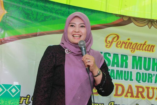 Bupati Pandeglang, Irna Dimyati dikenal memiliki paras yang cantik dan gaya hijab yang khas. Istri dari mantan Bupati Pandeglang dan mantan Wakil Ketua MPR RI Achmad Dimyati Natakusumah selalu mengenakan hijab segi empat. Foto: Instagram/Irnadimyati