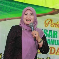 Bupati Pandeglang, Irna Dimyati dikenal memiliki paras yang cantik dan gaya hijab yang khas. Istri dari mantan Bupati Pandeglang dan mantan Wakil Ketua MPR RI Achmad Dimyati Natakusumah selalu mengenakan hijab segi empat. Foto: Instagram/Irnadimyati