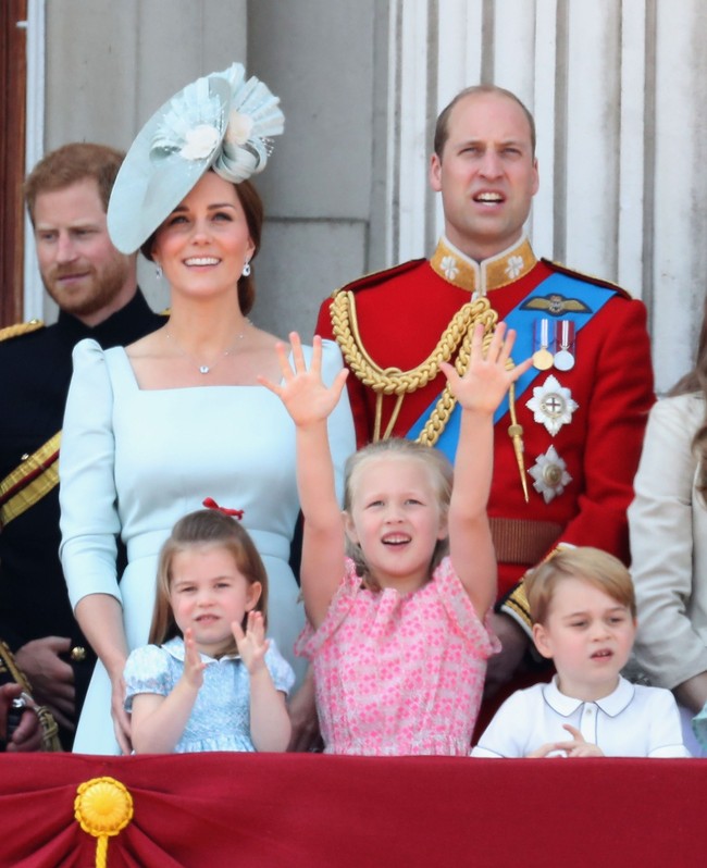 Cicit Ratu Elizabeth yang kini berusia 7 tahun itu terlihat bersenang-senang dengan dua sepupunya, Pangeran George dan Putri Charlotte di perayaan ulang tahun Ratu Elizabeth, Trooping the Colour. Foto: Dok. Getty Images