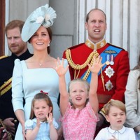 Cicit Ratu Elizabeth yang kini berusia 7 tahun itu terlihat bersenang-senang dengan dua sepupunya, Pangeran George dan Putri Charlotte di perayaan ulang tahun Ratu Elizabeth, Trooping the Colour. Foto: Dok. Getty Images